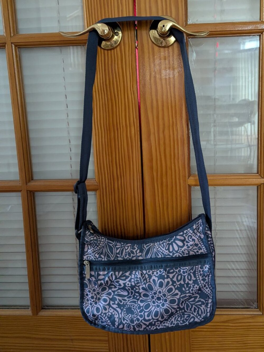 LeSportsac Classic Hobo/Crossbody Bag with a coordinating pouch - Picture 2 of 8